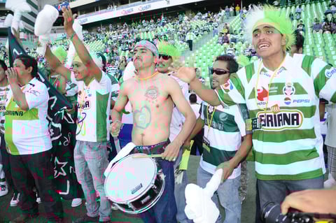 Los aficionados apoyaron al Santos Laguna desde el inicio del partido agitando banderas, sonando los aplaudidores, con porras y cánticos. La Tribu y La Komún, fieles a su costumbre, permanecieron de pie desde el inicio del encuentro hasta el final para alentar a sus Guerreros.