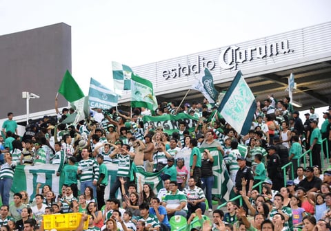 La fe en Santos Laguna no muere, a pesar de que el equipo "no levanta cabeza'' y perdió contra Morelia por 2-1 en su propia casa y descendió del cuarto al sexto lugar de la tabla de posiciones, la afición lagunera lo apoyó anoche de manera incondicional.