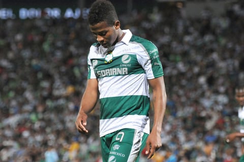 Santos Laguna continúa sin recuperarse del duro golpe de la 'Concachampions' y en el Corona sucumbió 1-2 ante Monarcas Morelia, en la última fecha de la fase regular del torneo Clausura 2013.
