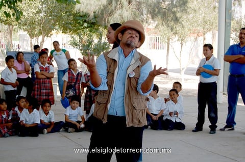 Gerardo  Valdez "El Chore" divirtió a los pequeños en su día.