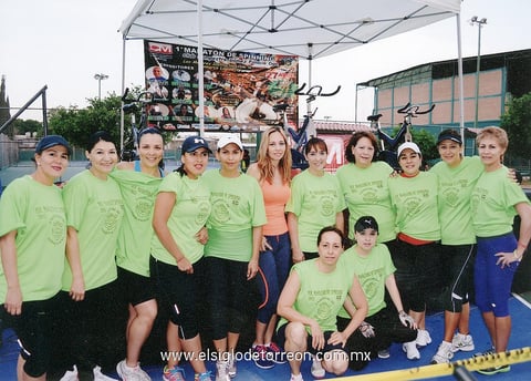 Equipo de un club social poco antes de su participación.