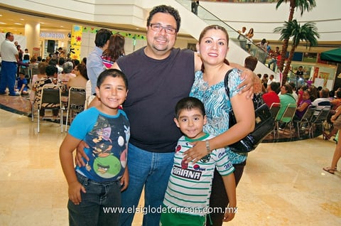 Iván , Iván, Diego y Vanessa.