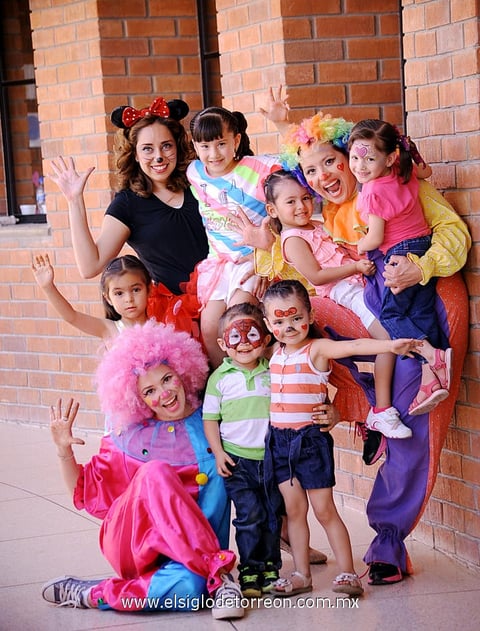 Ara, Karina, Rodrigo, Vero, Regina, Ale, Miriam, Fernanda y Julieta.