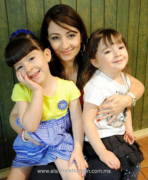 Laura  con sus hijas Ana Laura y Camila.