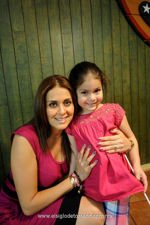 Claudia y Camila.