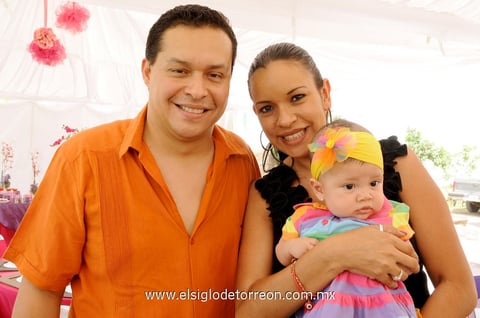 Chuy  Avilés, Victoria y Mara.