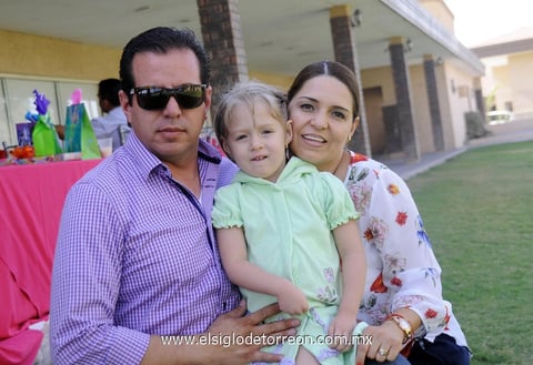 Fernando, Ana y Ana Patricia González.