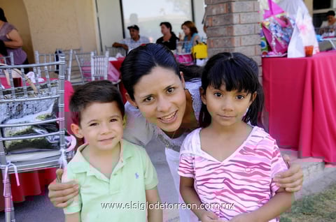 Elías  y Camila Salazar Tea con su mamá Olga Tea.