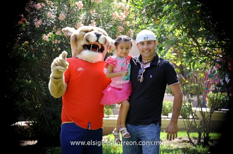 El Puma botarga, Sofía Ceballos y su papá Omar 'El Pollo' Ceballos en un evento del Día del Niño.