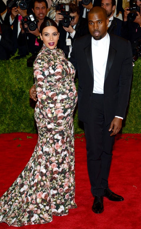 Kim Kardashian sorprendió con su llamativo atuendo al llegar junto a su novio Kanye West.