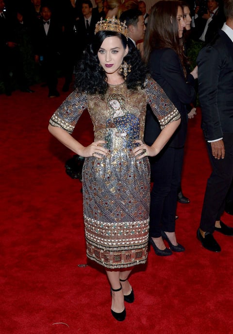 Dolce&Gabbana hicieron lo propio con una Katy Perry inspirada en motivos bizantinos, con mosaico religioso y corona incluidos.
