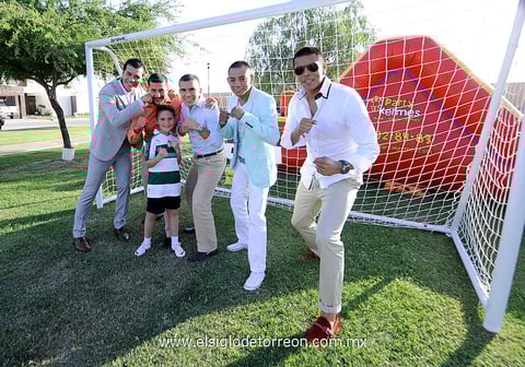 Alex  Huerta, acompañado de Jared Borgetti, su papá Alejandro Huerta, Juan Pablo Rodríguez, Cristian Mijares y Oswaldo Sánchez.