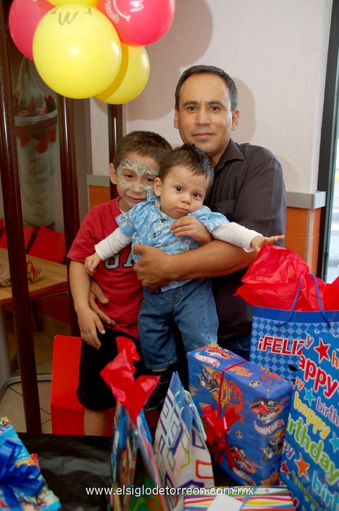 Emmanuel Morales Hurtado en su festejo de cinco años junto a su papá Juan Manuel Morales y su hermanito Benjamín.