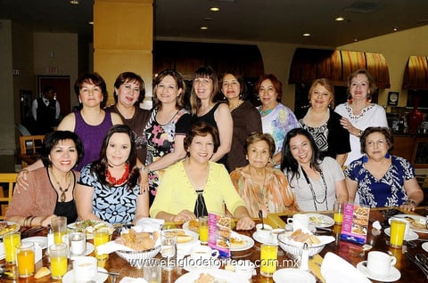 Vanely de De la Torre acompañada de un grupo de amigas el día que festejó su onomástico.