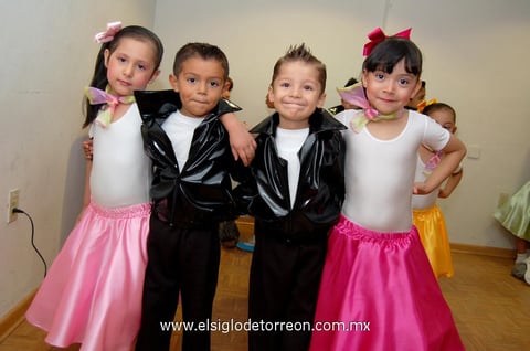 Camila,  Nicolás, Emilio y Kira.