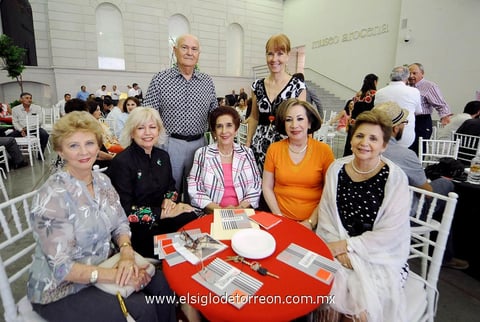 Romualdo,  Peggy, Aída, Enriqueta, Irma, Lupita y Ruth.