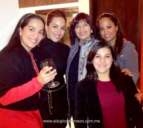 Chepis  junto a sus hijas Laura, Susy y Lore; y su nieta Natalia.