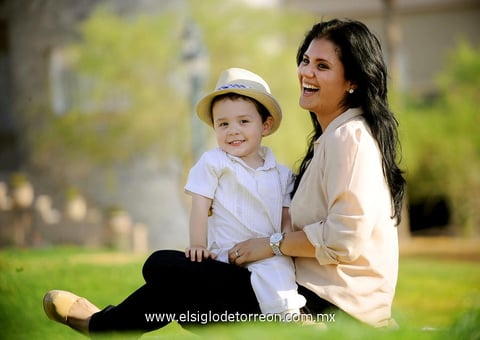 Zurhia con su hijo Chavita.