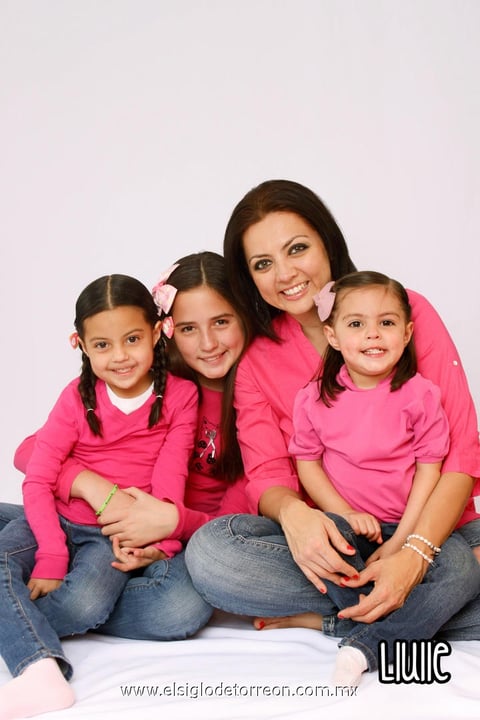 Claudia  con sus hijas Sofy, Deby y Barby.
