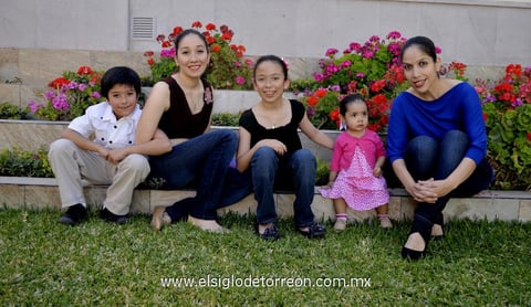 Azul con sus hijos Dany y Diego y Beatriz con su pequeña Mina.
