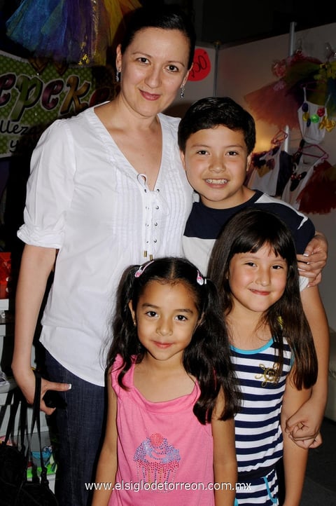 Alejandra Trasfí Covarribias junto a los pequeños Sebastián, Angie y Mariana.