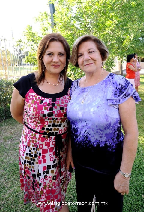 Carmen  con su hija Mónica.