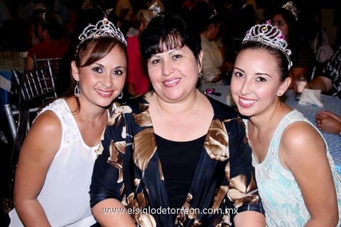 Pamela  Santini, María Teresa de Santini y Karina Santini.