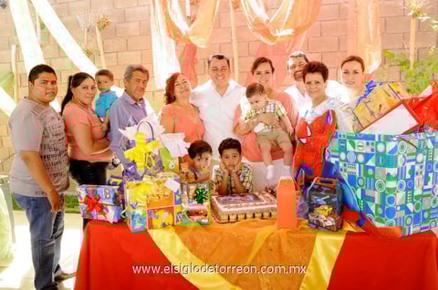 Alex acompañado de sus papás Sr. Alejandro Rodríguez Solís y Sra. Marcela Casavantes Acosta así como de su hermanito Manuel e invitados a su divertida e inolvidable fiesta.