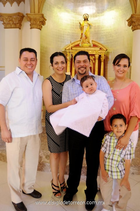 El festejado  acompañado de sus padrinos Sr. Mauricio Ugalde Robles y Sra. Cristina Mendoza González, sus papás Sr. Alejandro Rodríguez Solís y Sra. Marcela Casavantes Acosta y de su hermanito Alex Rodríguez Casavantes.