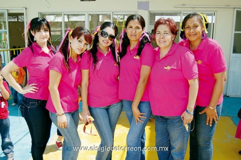 Maestras de una institución educativa, celebrando su día.