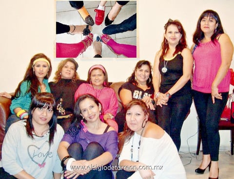 Ex-alumnas de la ETI 1 en festejo retro con motivo del Día de las Madres. Ellas son: Rosy Díaz de León, Irma Acevedo, Eunice Romo, Gaby Acosta, Nancy Garay, Claudia Delgadillo, Karina Manríquez, Laura Hernández y Tania Cárdenas.