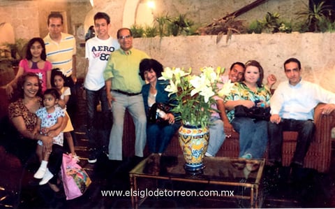 Lic. Eduardo  Alvarado Chávez y Profra. María del Carmen Morales de Alvarado en compañía de su familia.