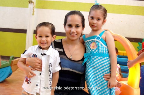 Valente,  Dora y Luciana.