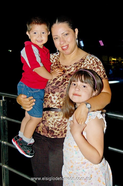 Gabriela,  Axel y Valeria.