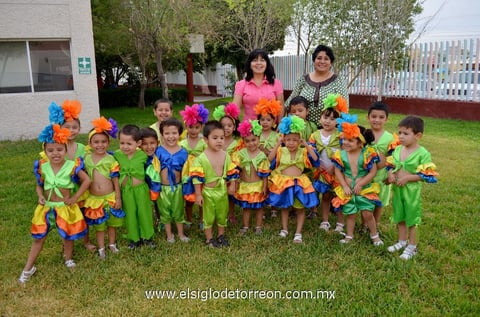 Emocionados  por su presentación estuvieron los pequeños de primero de preescolar con sus maestras Bertha Quiñones y Marisela Romero.