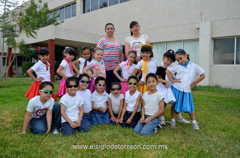 Paty e Isabel con sus alumnos.