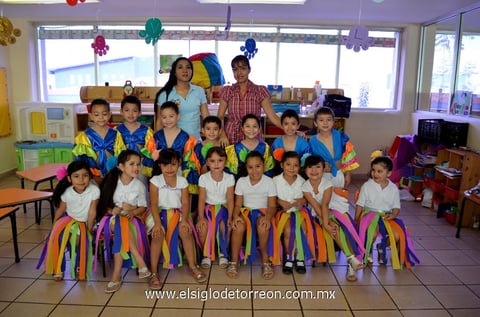 Grupo  de preescolar con sus maestras Adriana García y Gaby Nava.