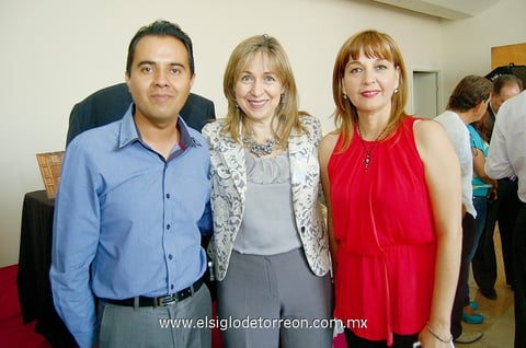 Roberto Ojeda, Elizabeth de Carmona y Maru Torres.