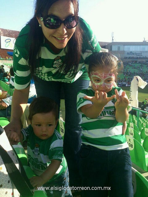 Nallely en compañía de sus hijos Jorge Adrián y María.