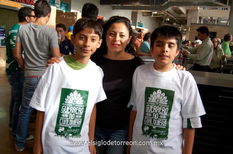 Mónica  con sus hijos Toño y Jaime.
