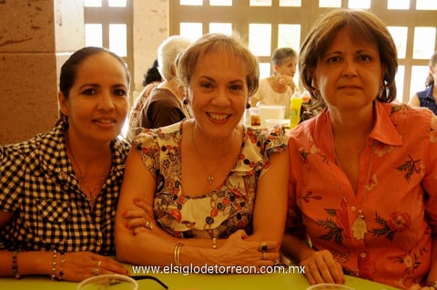 Mónica,  Odila y Esther.