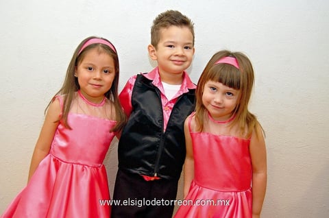 Romina, Patricio y Florencia, tuvieron exitosa participación en el festival del Día de las Madres de su cole.
