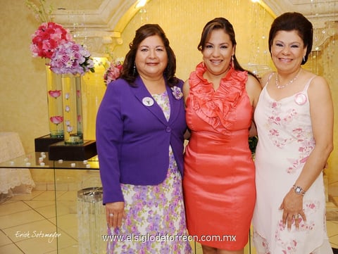 Tanya  con las organizadoras del evento: su mamá Sra. Olga Cecilia Hernández de Espinoza y su futura suegra Sra. Rosa Velia Peña de Muñoz.