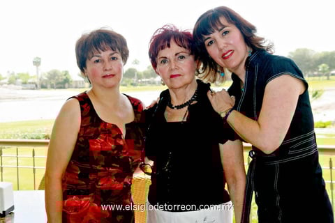 Ena Abreu Filigrana acompañada de Coco Hernández Retana y Ena Sierra.