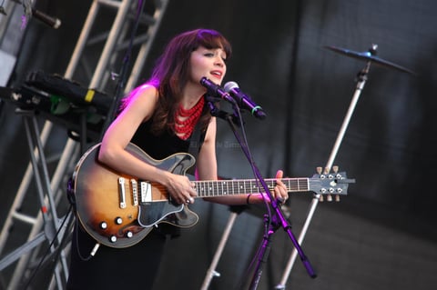 Inmediatamente después, acompañada de su guitarra, se escucharon los primeros acordes del tema María Bonita.