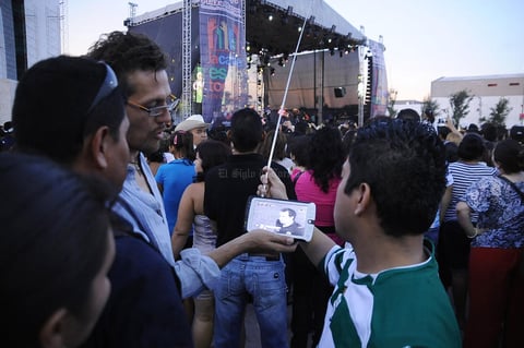 Varios jóvenes llevaron televisores portátiles para ver el juego del Santos y disfrutar a la vez el espectáculo.