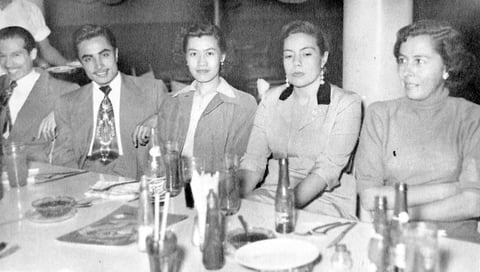 Miguel Ãngel Pavón, Luis Rodríguez, Emma Huerta, María Alicia Ortiz Camacho y Laura Emma Wong, en la despedida de Sebastián Arreola en enero de 1954.