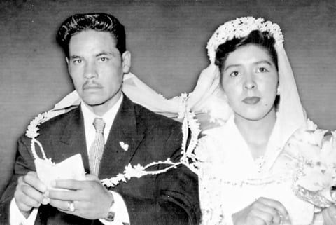 Julián y Martha Alvarado el día de su matrimonio celebrado el cinco de mayo de 1957.