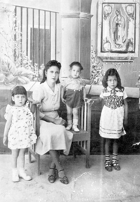 María  de los Ãngeles y sus hijos: Celia, Esperanza y Moisés. Celebrando el Dí­a de las Madres, hace varias décadas.