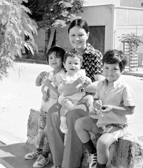 Maestra  Marí­a Guadalupe García Salas con el grupo de 4to. B de la Escuela Cuauhtémoc de Nuevo Mieleras, Coah., acompañada de sus hijas: Beatriz y Érika Magaña y su nieta, Linda; hace algunos ayeres.